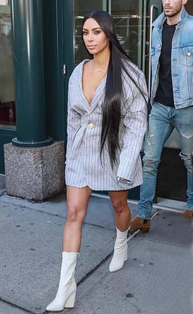 Kim Kardahian apostó por una chaqueta vestido y botas de tacón cuadrado