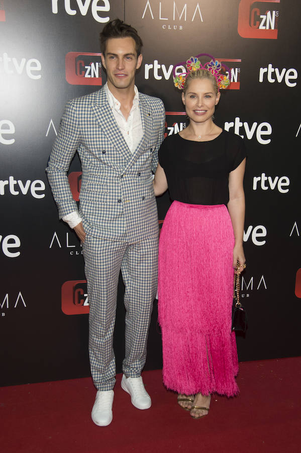 La pareja puso el toque atrevido a la fiesta con sus originales looks