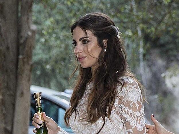 Melissa Jiménez con un semirrecogido con mechones sueltos y raya en el medio.