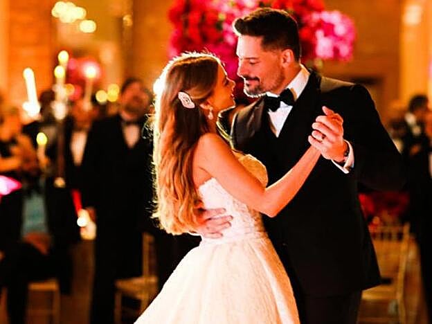 Sofia Vergara con melena suelta semirrecogida en un lado con pasador.