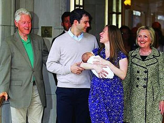 Con Bill, su hija Chelsea y el marido de esta, Marc Mezvinsky, tras el nacimiento de su segundo nieto, Aidan, hace un año cuando la Preseidencia parecía segura.