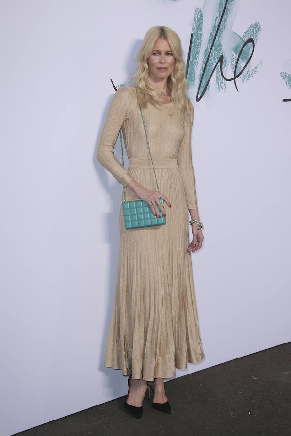 La top model de los años 90 no se quiso perder la fiesta del verano de Londres, la Serpentine Gallery Party a la que fue vestida con un diseño de la colección pre-fall de Chanel de 2016 champán. Lo coordinó con un bolso azul turquesa y salones negros.