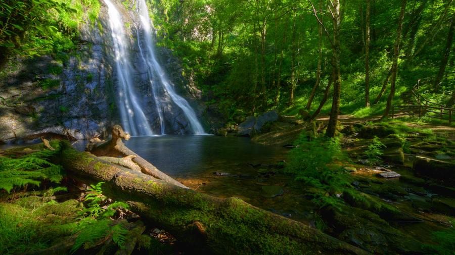 La fuente sagrada de los peregrinos, o lo que es lo mismo, A Fonsagrada, es desde hace mucho tiempo la puerta de entrada para los peregrinos que desde Asturias entran en Galicia a través del Camino Primitivo de Santiago. Allí se encuentra la Cascada de Vilagocende, un salto de agua que salva un desnivel de más de 50 metros y que crea una poza enclavada en un rincón mágico que bien merece una visita. Además de darte un baño, no te pierdas la vista desde el mirador encima de la cascada.