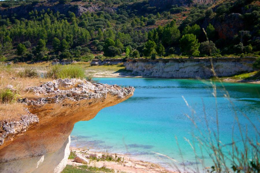 En el límite entre Albacete y Ciudad Real, y en medio del extenso Campo de Montiel, surge un inesperado oasis de agua y vegetación que sorprende en medio de los paisajes de secano de Castilla: el Parque Natural de las Lagunas de Ruidera. Las dieciséis lagunas que lo forman están conectadas a través de cascadas y torrentes, con zona no solo habilitadas para el baño, sino también para actividades al aire libre como el senderismo, el piragüismo o los deportes de vela. Además, es visita obligada el Castillo de Rochafrida y la Cueva de Montesinos, que vigilan la zona desde lo alto.