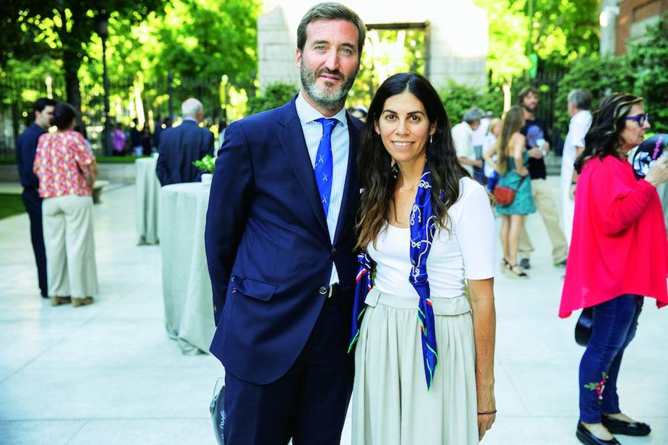 Ainhoa Romero, directora de Marketing de Calvin Klein, y acompañante