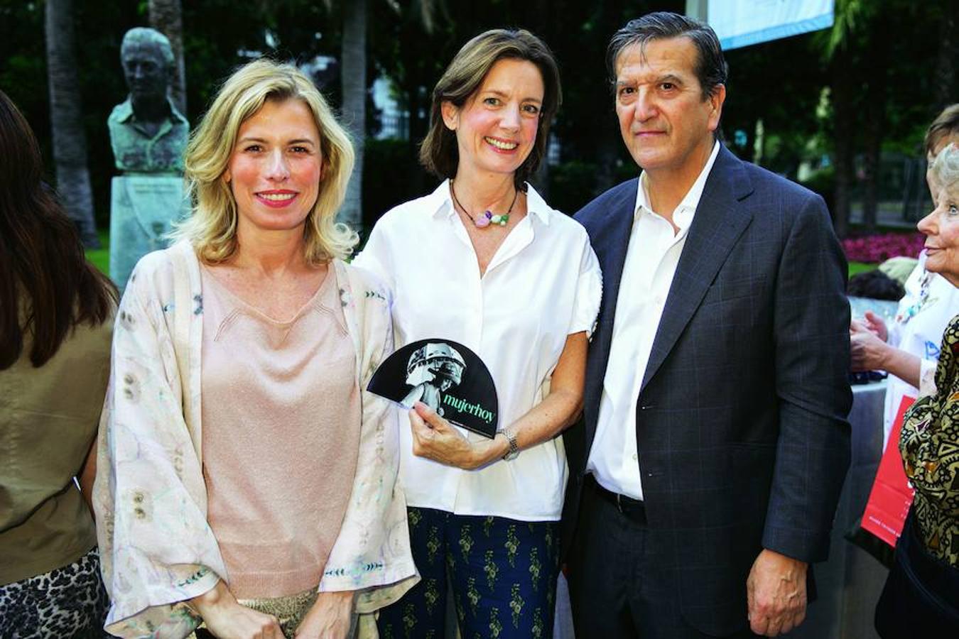 La directora de XL Semanal, Mar Cohnen, con la pintora Paula Varona y Enrique de Ybarra, presidente de la Fundación Vocento