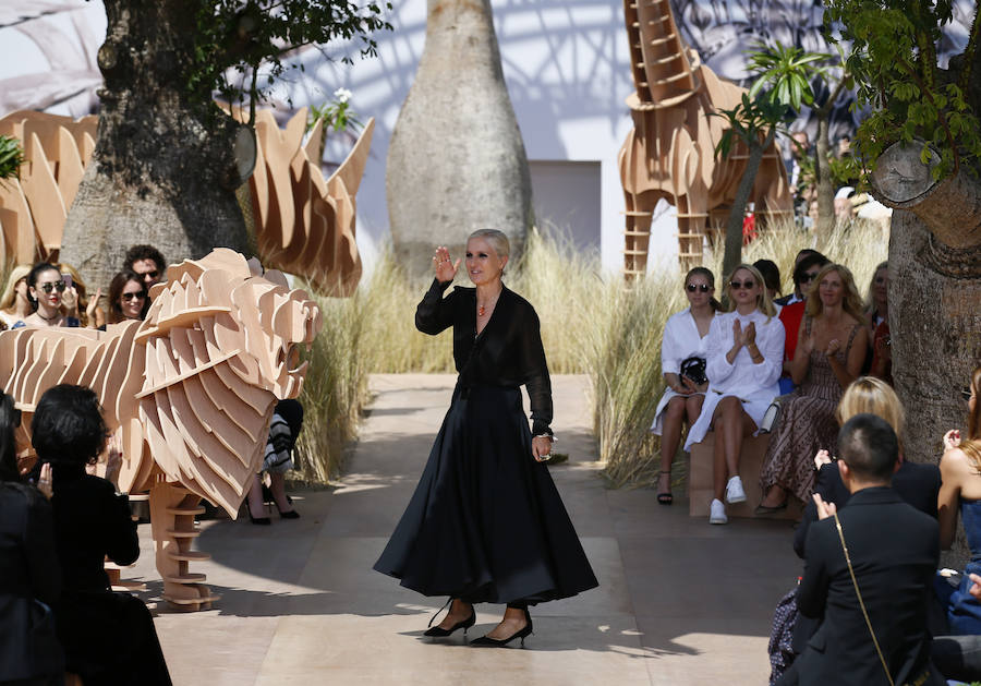 Maria Grazia Chiuri ha presentado su segunda colección Alta Costura para Dior con propuestas que trazan un viaje por la historia de la 'maison' en el año que se celebra su 70º Aniversario.