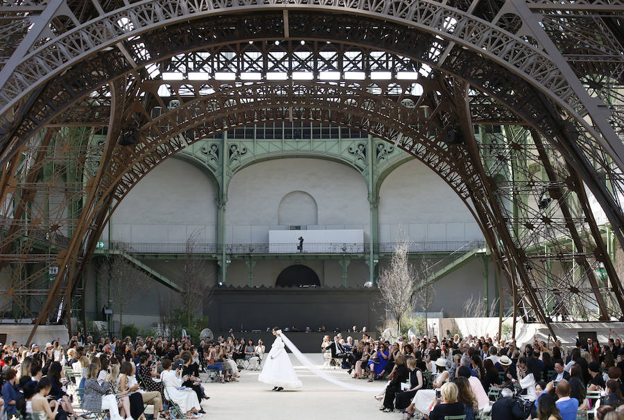 Karl Lagerfeld volvió a demostrar que, además de un genio de la Alta Costura, es un auténtico maestro organizando sus 'shows'. En esta ocasión, la explanada bajo la Torre Eiffel fue el lugar elegido por el 'káiser' para presentar su colección.