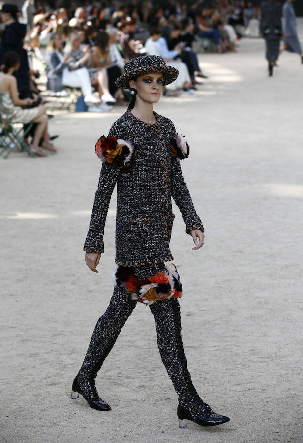 Una de las propuestas más arriesgadas, y clásicas al mismo tiempo, del desfile de Chanel Alta Costura en París.