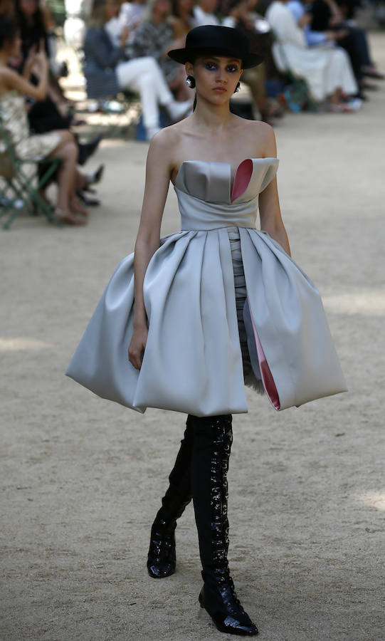 Karl Lagerfeld juega con los tejidos y los volúmenes en las propuestas Alta Costura de Chanel presentadas en París.