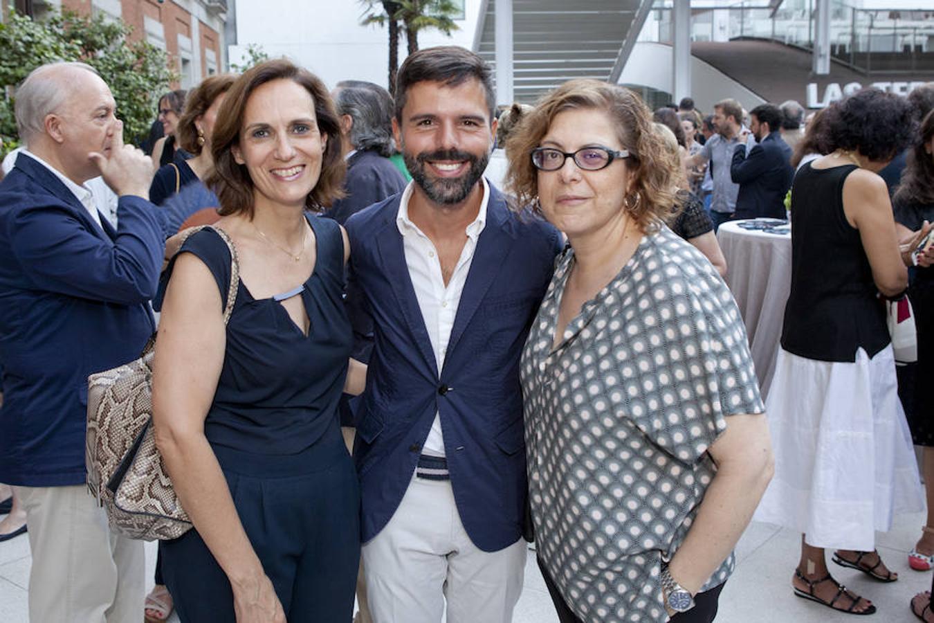 Mª José Barrero, subdirectora de Mujerhoy, con dos acompañantes