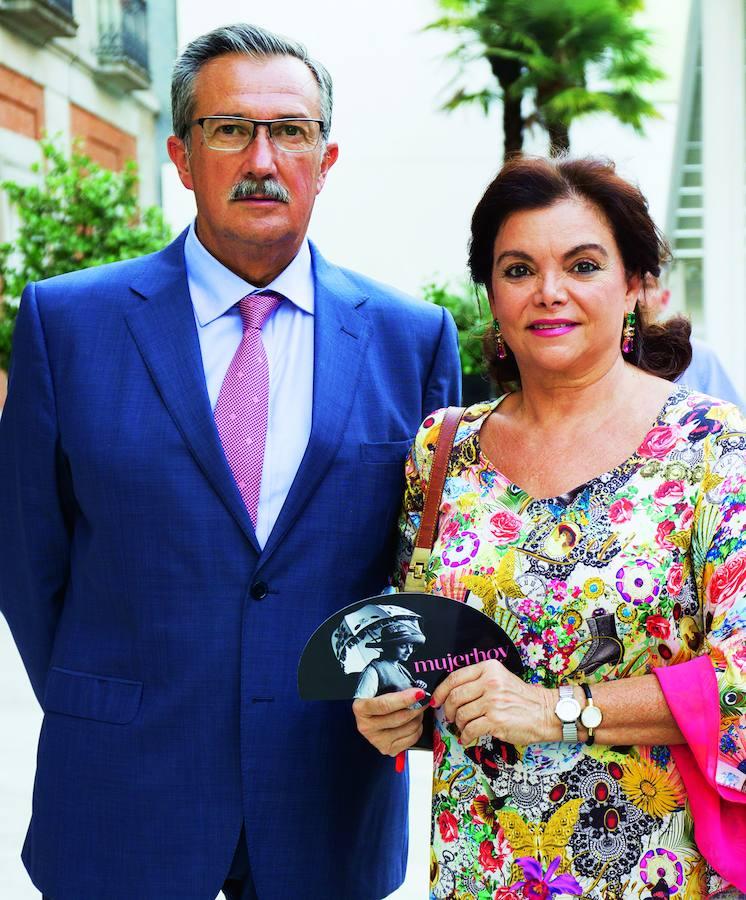 Carmen Peña, presidenta de la Federación Internacional Farmacéutica, junto a su marido.