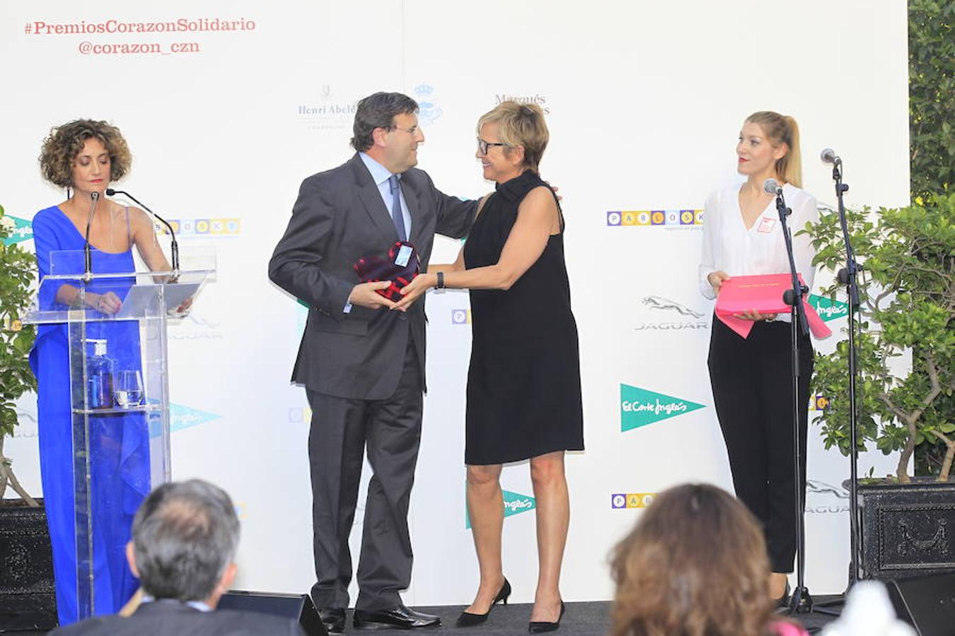 Recibió su premio de manos de Inés Ballester el Doctor Emilio Vicente, director del Servicio de Cirugía General y del Aparato Digestivo del Hospital Universitario HM Sanchinarro.