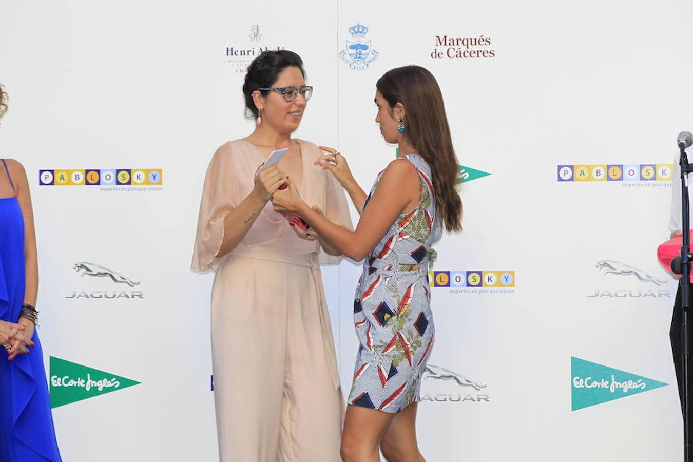 "Quiero vivir en presente.sin importame lo que fue o lo que esté por venir", afirmó visiblemente emocionada.Saskia al aceptar su premio corazón anónimo de manos de Elena Furiase.