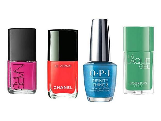 Laca de uñas, en tono rosa, Schiap de Nars (20 euros). Les Vernis Longue Tenue, en tono Coralium, de Chanel (27 euros). Infinite Shine en tono Do you Sea what I Sea de OPI (19,82 euros). La Laque Gel, en tono verde, de Bourjois (11 euros).