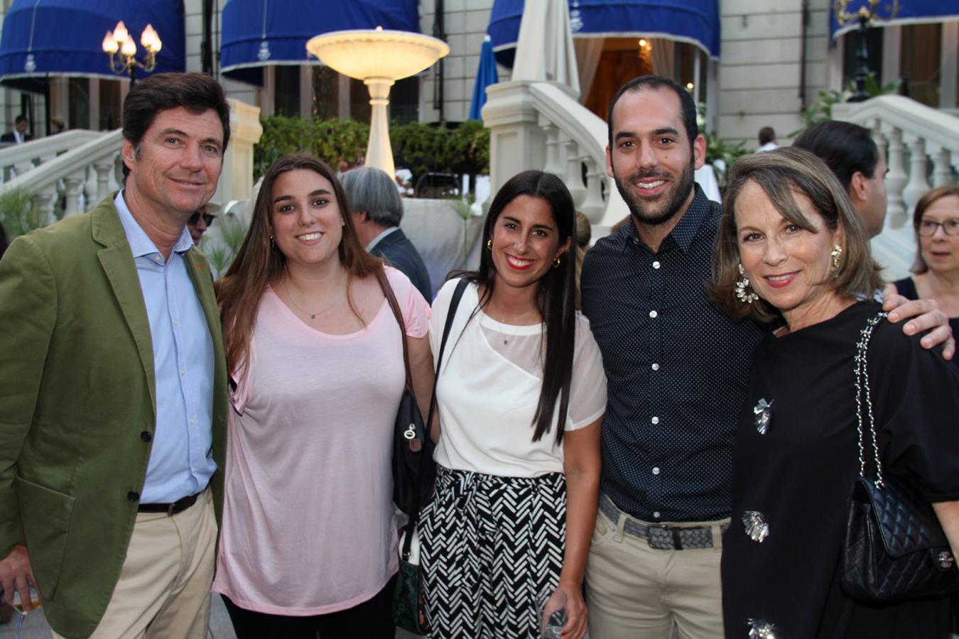 De Izda. a dcha., Iñaki Ruiz Cassaux, Jefe publicidad de XLSemanal, Laura Martin, de Famosa; Marta Puertas Gonzalez y Guillermo Lavado Fernandez, de Carrefour y Marta Ceballos, jefa de publicidad de la revista 'Corazón'.