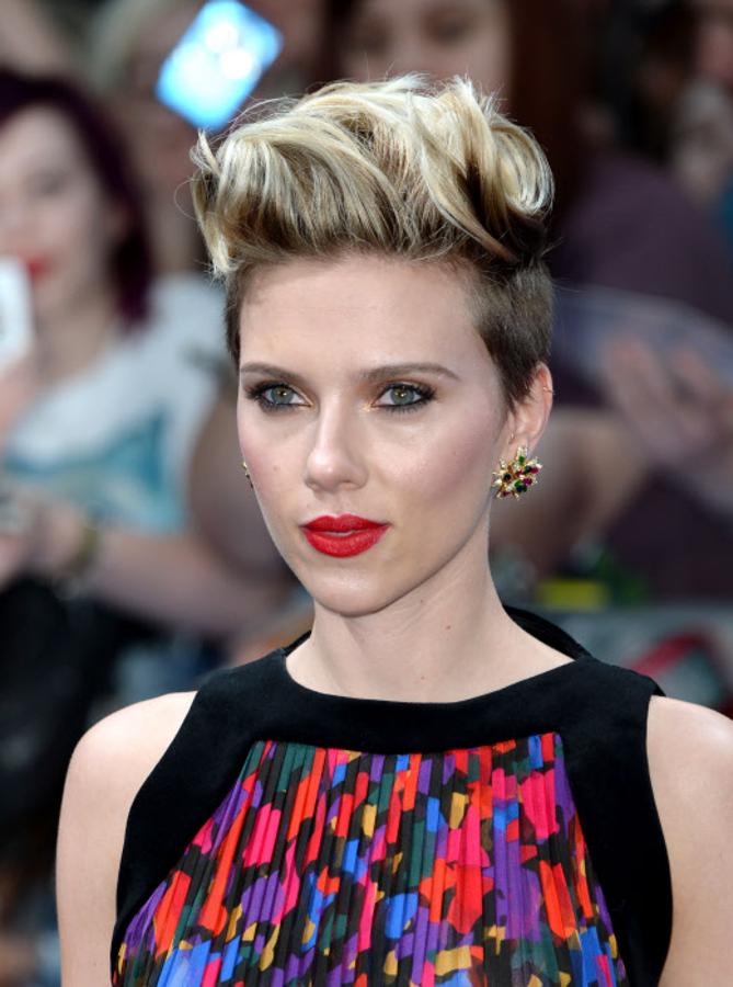 La actriz Scarlett Johansson no duda en combinar los labios rojos con un sofisticado maquillaje de ojos que incluye eyeliner negro, máscara de pestañas y sombras glitter. Un look solo apto para una fiesta o evento especial.