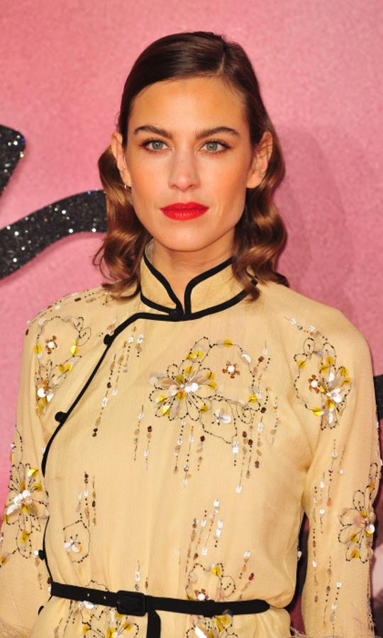 La 'it girl' británica Alexa Chung es más del eyeliner con rabillo, pero en ocasiones prefiere ceder todo el protagonismo a su boca con un pintalabios rojo.