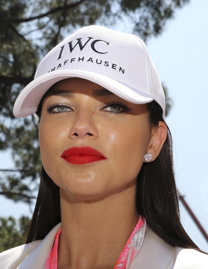 La brasileña no duda en pintarse los labios de rojo incluso con sus looks más informales como éste. Adriana apenas lleva maquillaje, salvo el carmín rojo.