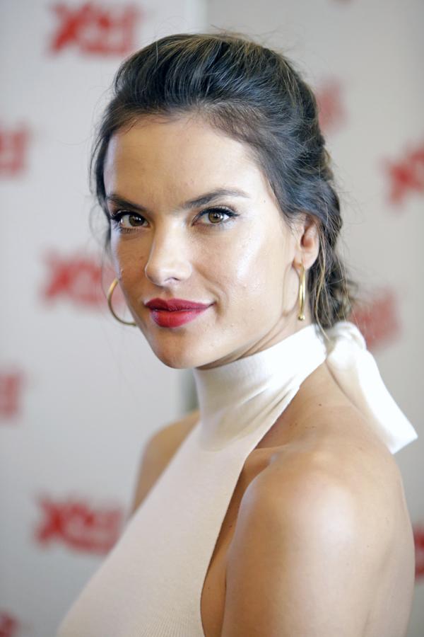 Otra de las famosas que se declara fan de los labios rojos es la top Alessandra Ambrosio que los lleva con eyeliner negro y muy poco maquillaje en el resto del rostro.