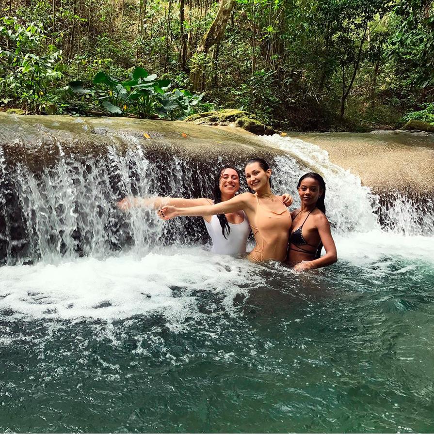 La modelo del momento se une (y crea) a las tendencias, el color más parecido a su piel