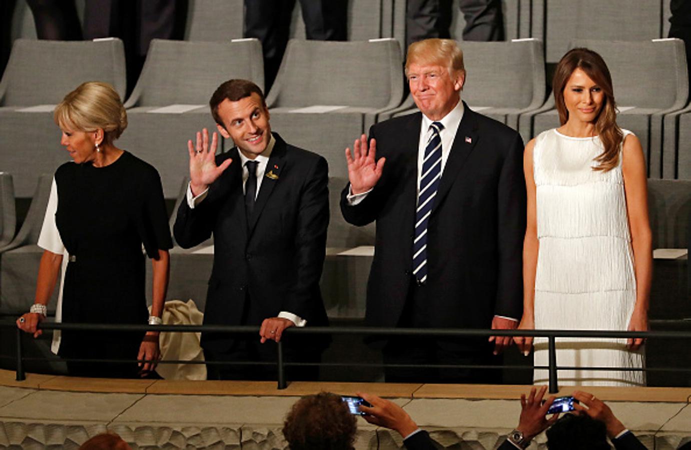Mientras que la esposa de Trump se decantó por un look en blanco, la francesa apostó por un vestido de estilo minimalista en 'black & white'.