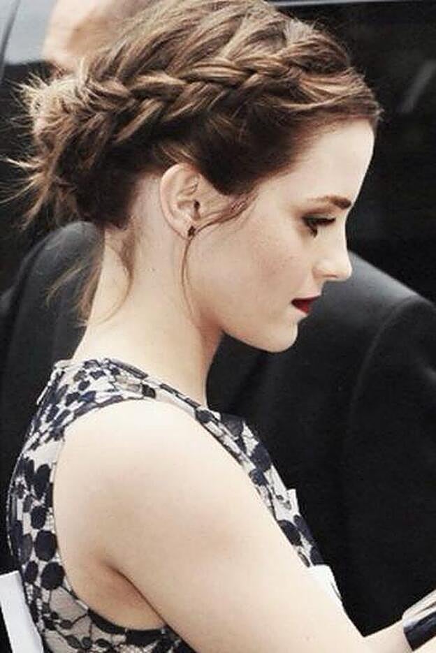 Emma Watson con el pelo recogido en una trenza.