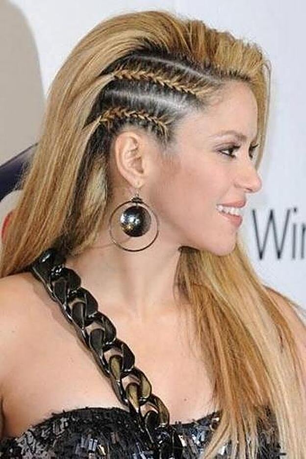 Shakira con dos trenzas laterales.
