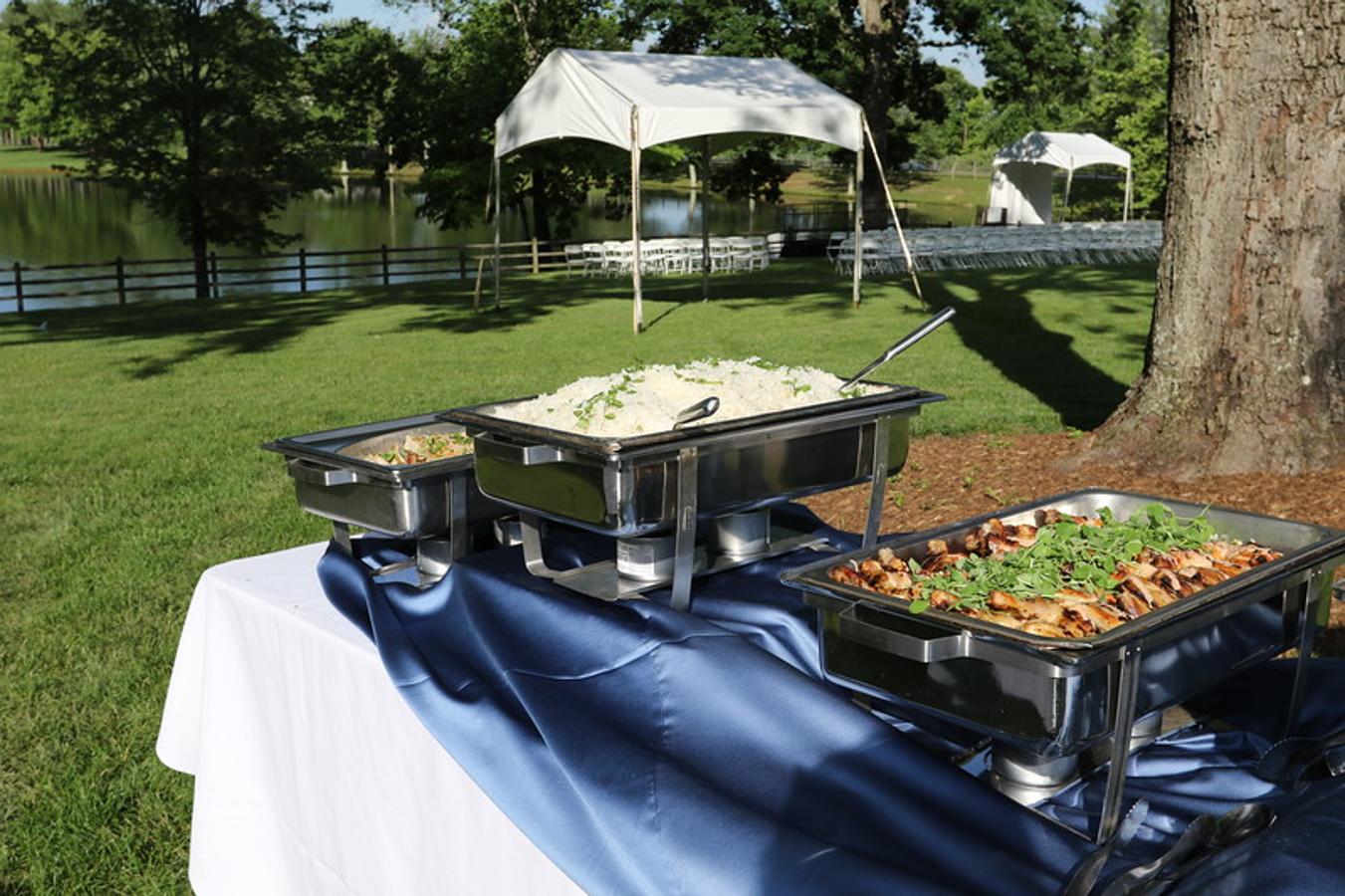 Después de la graduación, los alumnos y padres disfrutaron de una cena en los bonitos jardines del colegio.