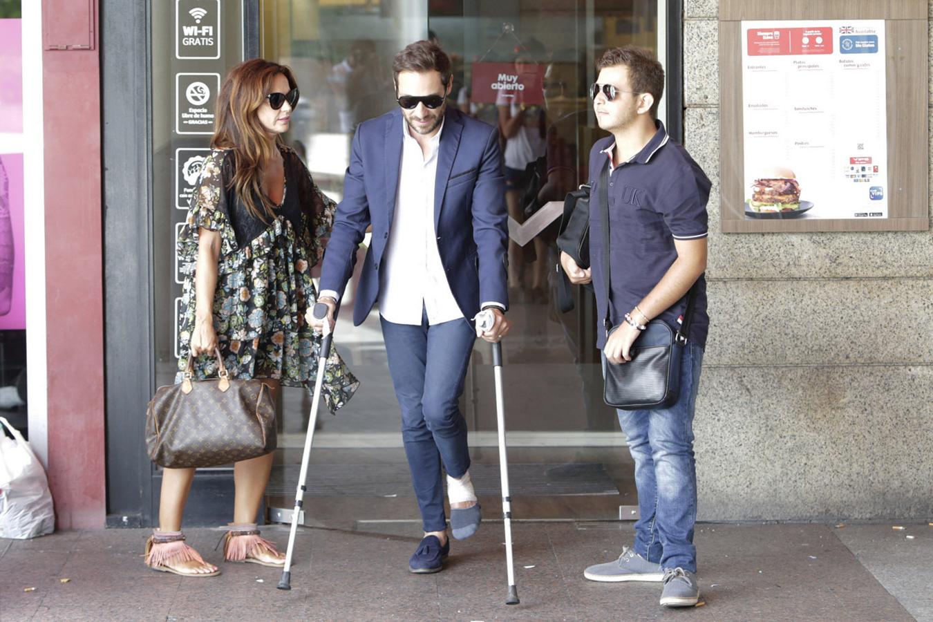 Tras prestar declaración, Antonio David, con muletas, abandona los juzgados, acompañado de su mujer, Olga Moreno, y el hijo que el ex guardia civil tuvo con Rocío Carrasco, David.