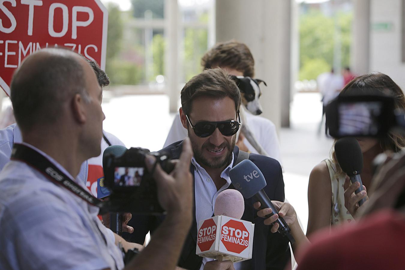 El ex guardia civil Antonio David Flores, ex marido de Rocío Carrasco, y padre de sus dos hijos, a su llegada al juzgado de Alcobendas, rodeados por los fotógrafos y periodistas que esperaban en las puertas.