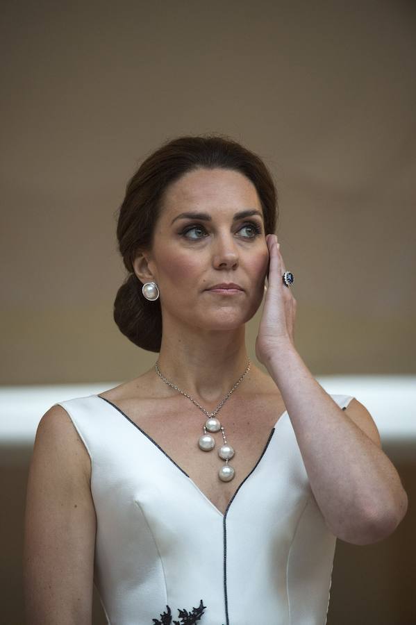 Por la noche, acudieron a una cena y la duquesa sacó de su joyero un conjunto de collar y pendientes de perlas