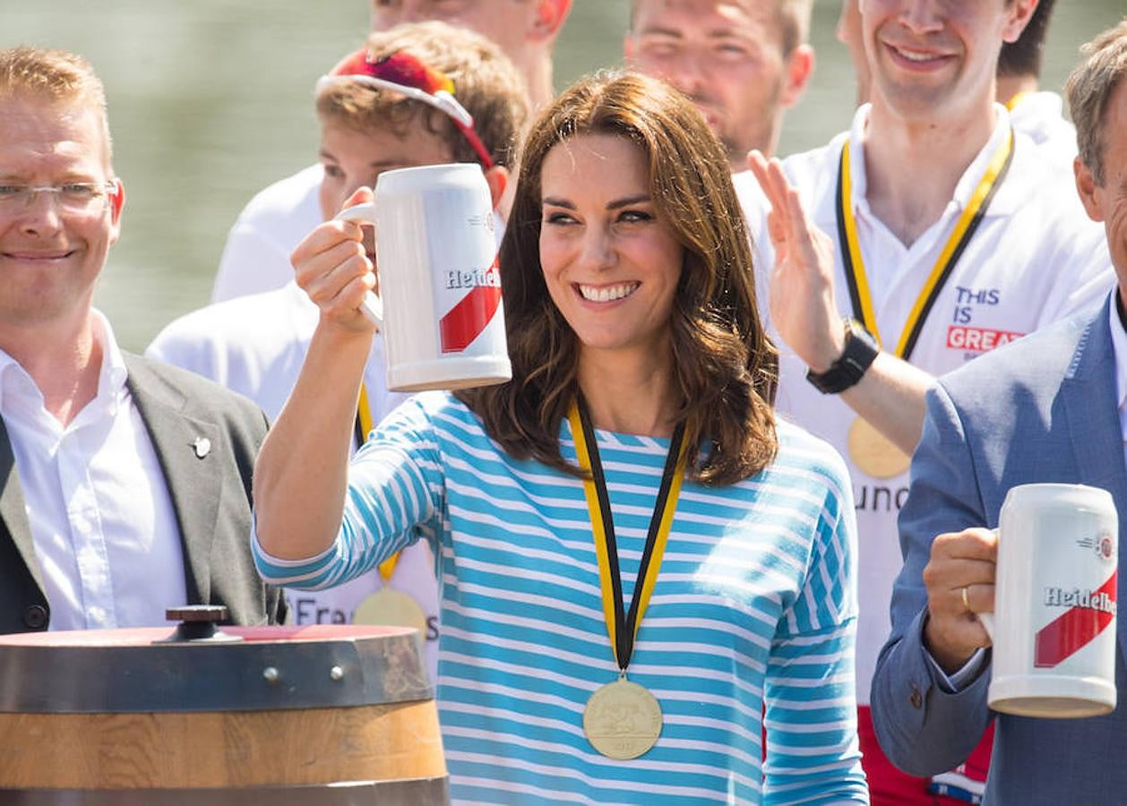 Las ondas volvieron a ser el peinado por el que se decantó la duquesa para acudir a la competición de piragüas en el río Neckar