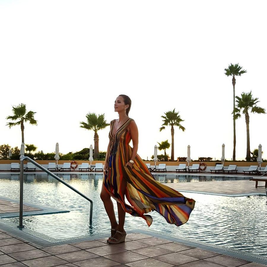Aunque está de vacaciones en Cádiz, su estilo no descansa y lo demostró con este vestido de estilo bohemio de Shahida Parides que combinó con unas cuñas de Fetiche Suances y pendientes de Mango