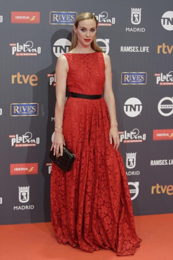 La actriz, que estrenará en septiembre la nueva temporada de 'Velvet', llevó un diseño de Carolina Herrera en rojo y complementos de la colección Amuletos de Frida de la joyería Suárez. En la alfombra roja, Hazas también posó por con su marido Javier Veiga.