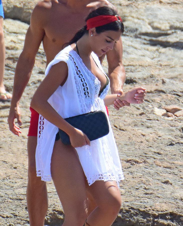 Uno de los complementos estrella de este verano son los turbantes y pañuelos y la novia de Cristiano Ronaldo lo lleva con una coleta baja, un peinado perfecto para ir a la playa o a la piscina, sin perder el glamour.