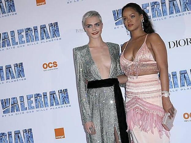 Cara Delevingne y Rihanna, dos estrellas en la alfombra roja de París