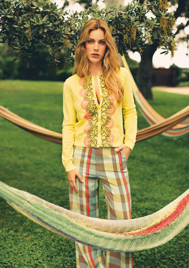 Alejandra lleva pantalones de Just One y chaqueta de punto de Moca Couture.