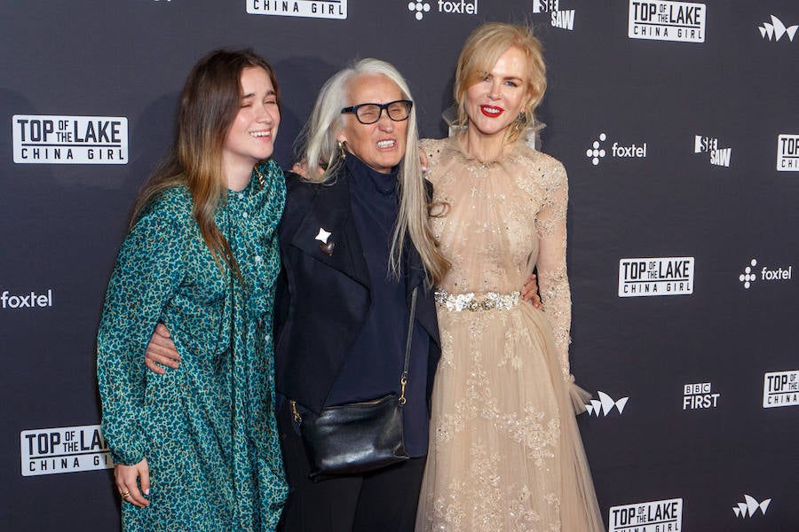 La actriz, que en esta imagen posa junto a la actriz Alice Englert y la directora Jane Campion, combinó su vestido joya de Zuhair Murad con un recogido 'messy' y un maquillaje con llamativos labios rojos.