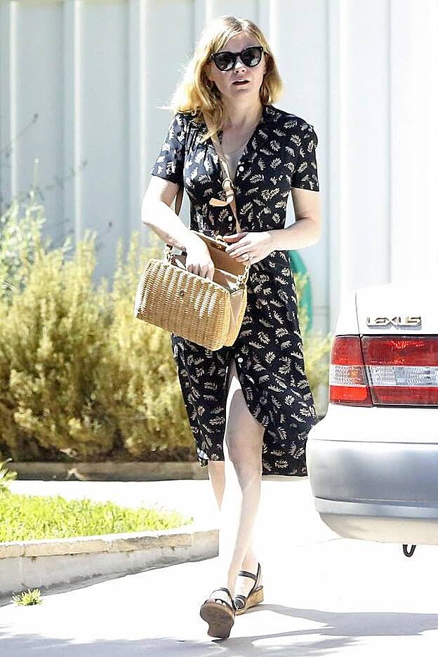 Kristen Dunst cubre los hombros con vestidos de manga corta