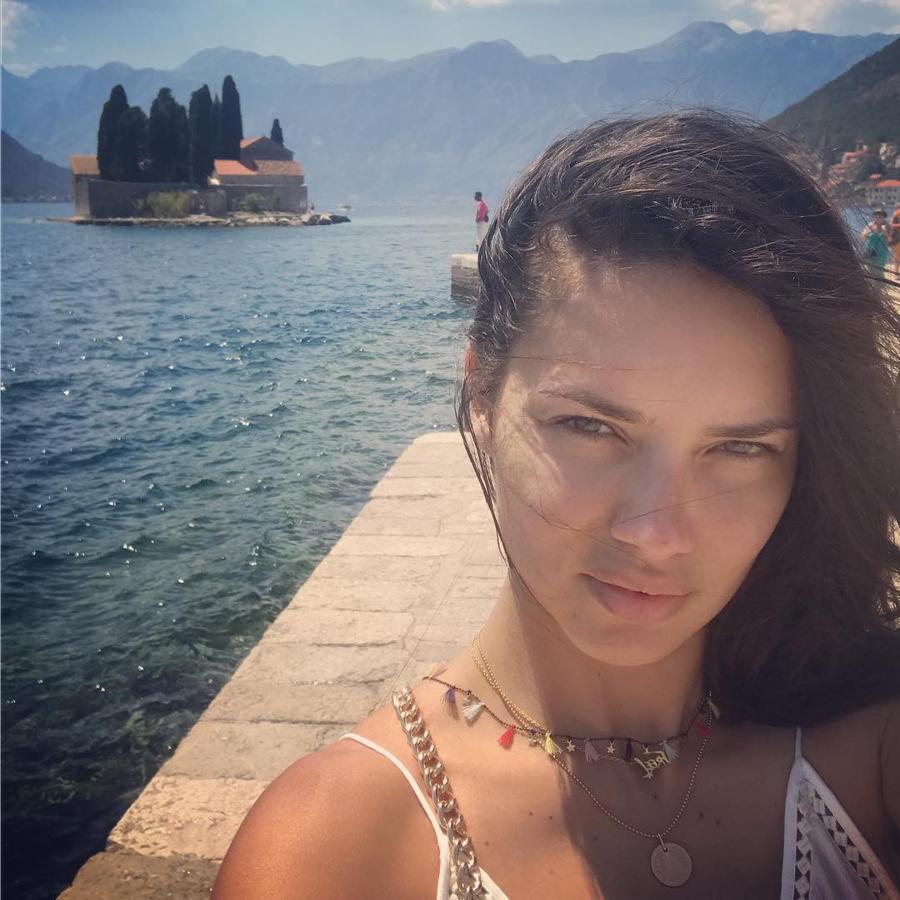 La modelo brasileña Adriana Lima, de vacaciones por el Mediterráneo, también se anima a posar sin una gota de maquillaje.