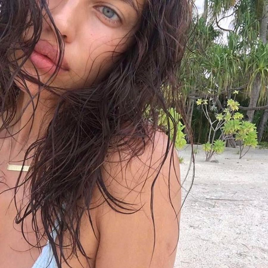 La belleza de la modelo rusa Irina Shayk no necesita filtros ni maquillajes. Así de natural posó para sus seguidores después de un baño en la piscina.
