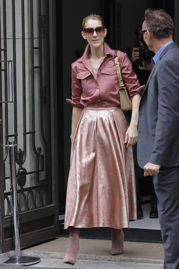Cada look de Celine Dion es una sorpresa. ¡Cuántas alegrías no está dando en las últimas semanas! Su look de falda brocada de seca y blusa rosa lo firma Rochas y es de la colección Pre-Fall 2017