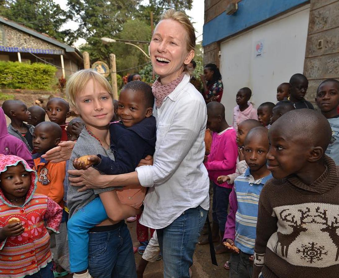 La actriz Naomi Watts, a sus 48 años, no duda en posar sin una gota de maquillaje en su rostro durantesus vacaciones con sus hijos en Kenia.