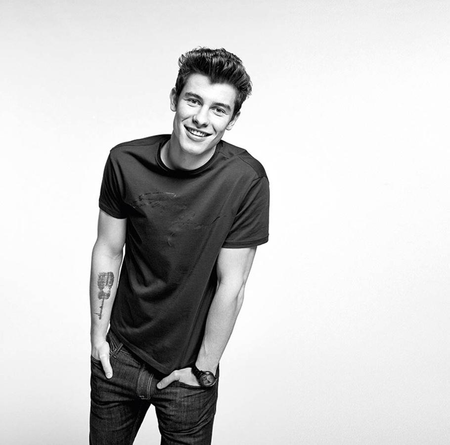 Emporio Armani acaba de anunciar su colaboración con el cantante canadiense Shawn Mendes. Y lo hace para el lanzamiento de su primera colección de relojes samrtwatch, con pantalla táctil, y los nuevos modelos de relojes híbridos de Emporio Armani Connected. www.armani.com.