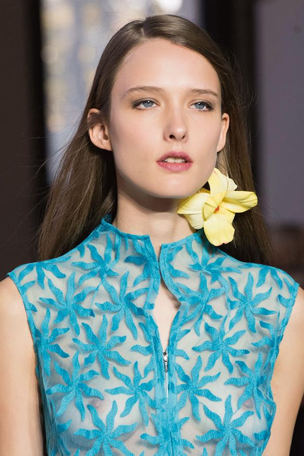 Ya lo decía Mecano: Hawái es un paraíso que a veces yo me monto en mi piso... ¿Por qué no te lo montas ahora en un look con la tendencia más apetecible de este verano?