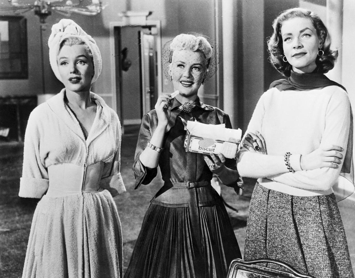 Muchos años antes de que Palomo Spain nos propusiera salir a la calle en albornoz, y que  Rita Ora se pusiera uno de sus diseños en los MTV EMA 2017 , estuvo Marilyn.