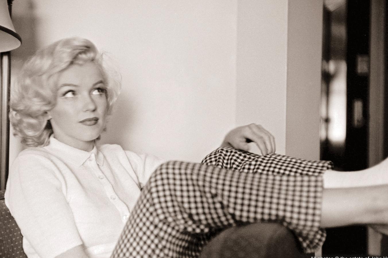 La tendencia sesentera del estampado de cuadros vichy ha vuelto con fuerza, inspirada por looks tan sencillos y apetecibles como este relajado de Marilyn Monroe.