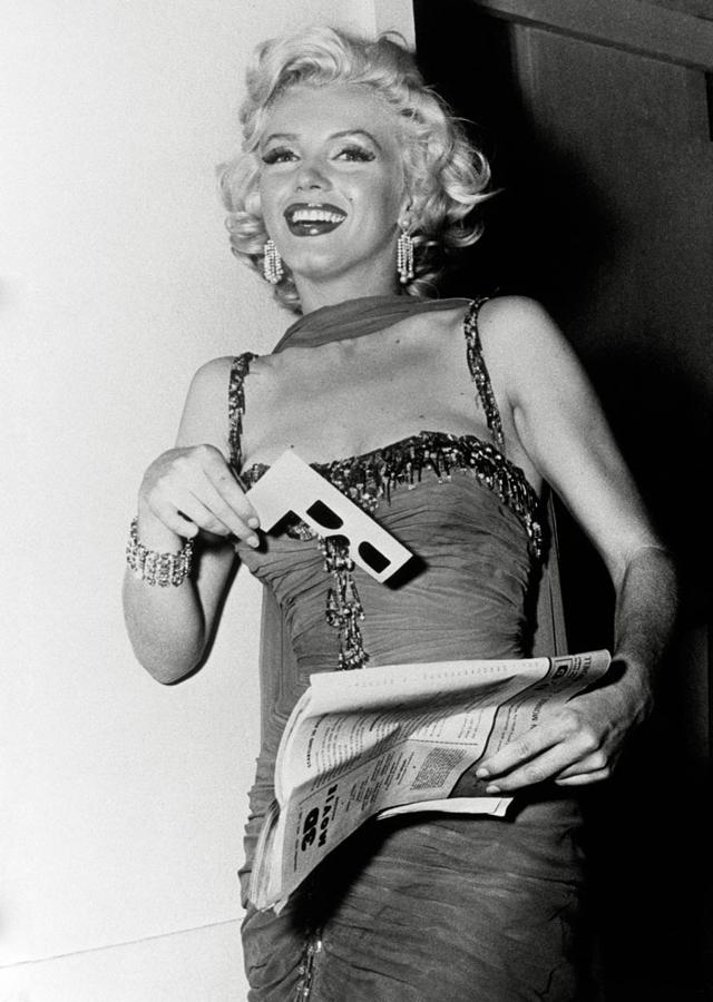 "Diamonds are girl's best friends" y Marilyn Monroe tenía bien aprendida la lección. Para sus looks de fiesta más elegantes escogía diseños que le permitieran brillar a base de predrería, lentejuela y brillantes.