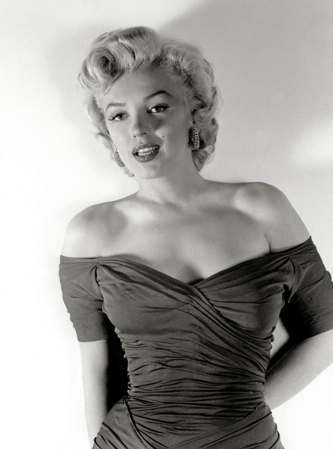 Aunque el escote 'off the shoulders' lleva el nombre de Brigitte Bardot, Marilyn Monroe lo defendió como nadie, y sus looks siguen inspirándonos 60 años después.